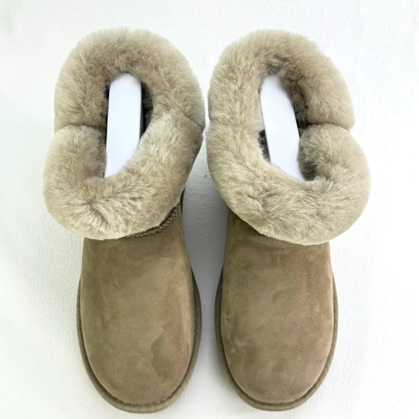 Pick up locally 💰480, the core recommendation is good price, the platform’s foreign trade is exclusive to UGG Classic Short II horn buckle women’s snow boots 1118816 Produced by the ten-year-old brand shoemaking foundry production line, paying attention to every detail, Longfeng A-grade genuine sheep fur, completely following the ZP process. Size: 35 36 37 38 39 40 Number: 29YDEF39